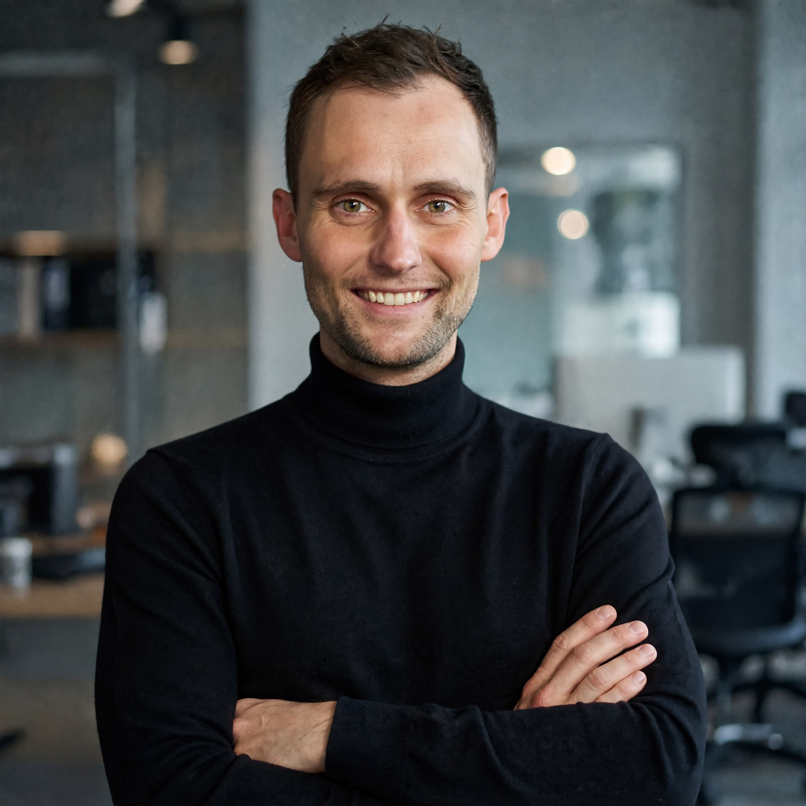 AI-generált editorial portré — fekete garbóban